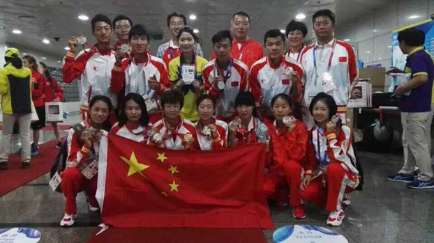 杨家玉(前排右一)