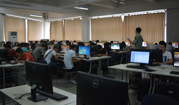 我校入伍男生正在上机参加心理测试