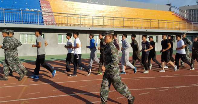 我校退役士兵为有志入伍学生进行体能、队列等方面实训