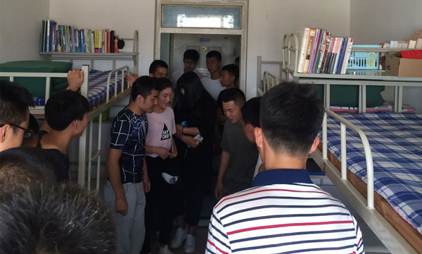 我校退役士兵在寝室为有志入伍学生讲解内务规范