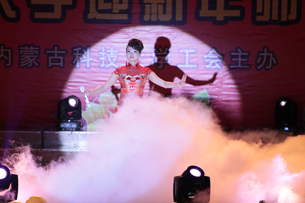 独唱《共圆中国梦》