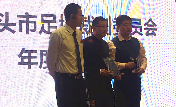 体育部教师王丰荣获“2016年度包头市足球联赛裁判委员会年度特殊贡献奖”