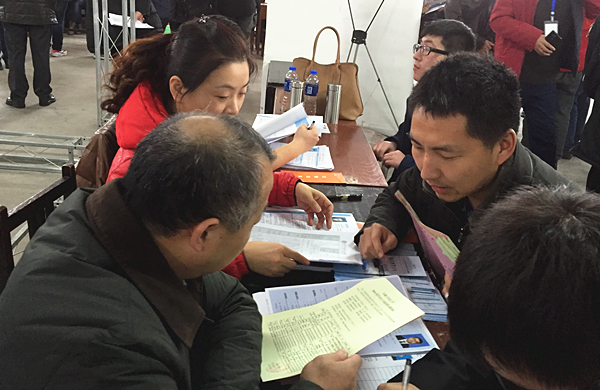 招就处工作人员参加辽宁科技大学双选会