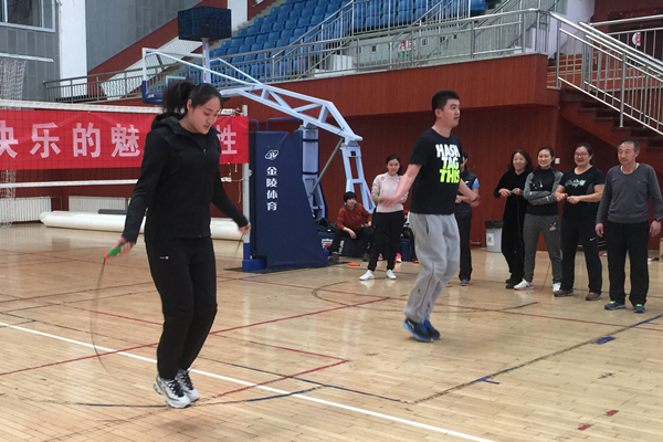 体育教学部“庆三八“趣味运活动