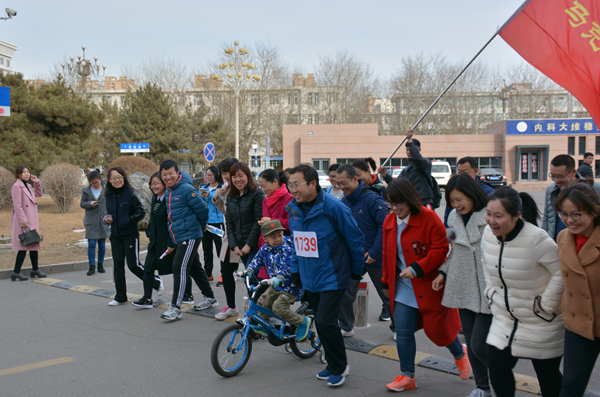 马克思主义学院“庆三八”健康大步走活动