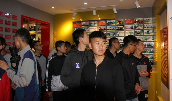 参观武警光荣室