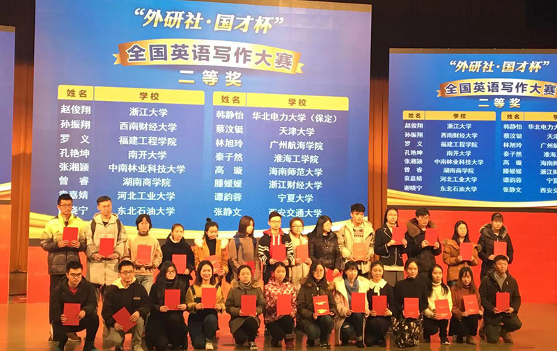 覃康朔(一排左三)