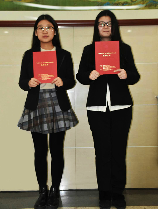 左谷文倩、右覃康朔